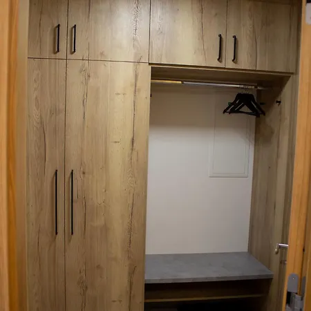 Enjoyharrachov Atraktivni Klidne 3 V Centru Harrachova S Parkovanim, Velkou Terasou, Wifi-wlan, Sat Zdarma, Moznosti Dobijeni Auta, Vyhledem Do Zahrady A Na Romanticky Kostelik Apartment *