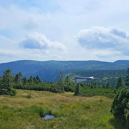 Apartment Enjoyharrachov Atraktivni Klidne 3 V Centru Harrachova S Parkovanim, Velkou Terasou, Wifi-wlan, Sat Zdarma, Moznosti Dobijeni Auta, Vyhledem Do Zahrady A Na Romanticky Kostelik *