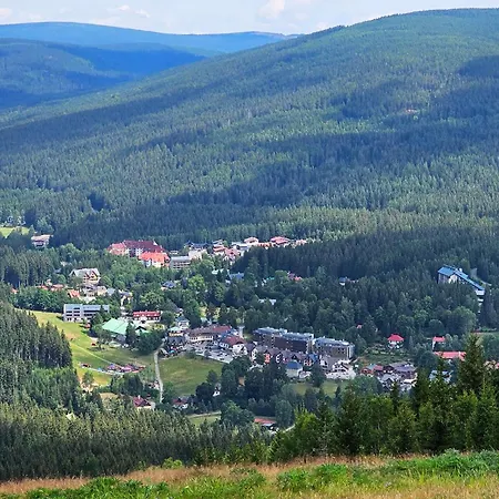 Enjoyharrachov Atraktivní Klidné 3 V Centru Harrachova S Parkováním, Velkou Terasou, Wifi-wlan, Sat Zdarma, Možností Dobíjení Auta, Výhledem Do Zahrady A Na Romantický Kostelík Apartmán *