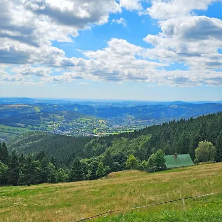 Enjoyharrachov Atraktivní Klidné 3 V Centru Harrachova S Parkováním, Velkou Terasou, Wifi-wlan, Sat Zdarma, Možností Dobíjení Auta, Výhledem Do Zahrady A Na Romantický Kostelík Apartmán