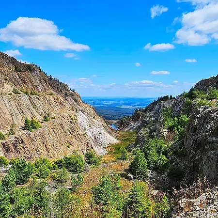 Enjoyharrachov Atraktivní Klidné 3 V Centru Harrachova S Parkováním, Velkou Terasou, Wifi-wlan, Sat Zdarma, Možností Dobíjení Auta, Výhledem Do Zahrady A Na Romantický Kostelík Apartmán Harrachov
